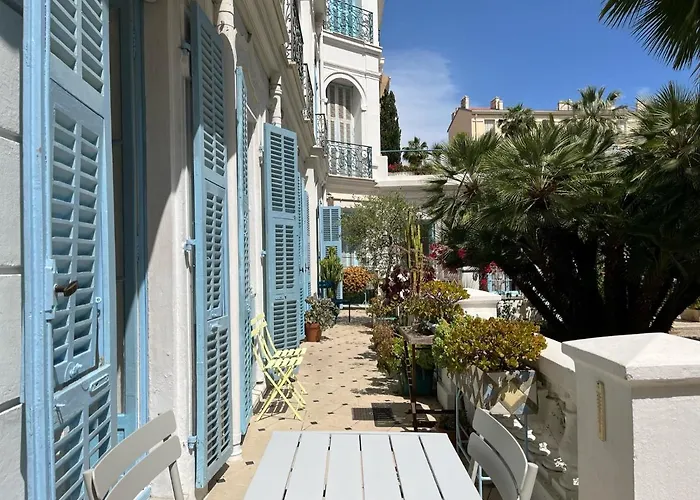 Beautiful Garden Apartment Steps From The Beach