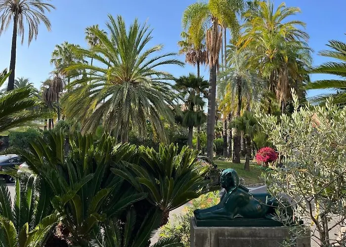 Beautiful Garden Apartment Steps From The Beach