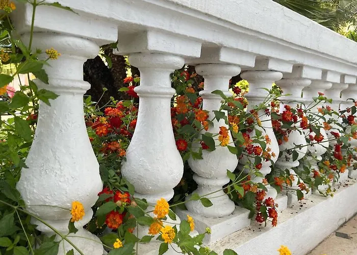 Beautiful Garden Apartment Steps From The Beach