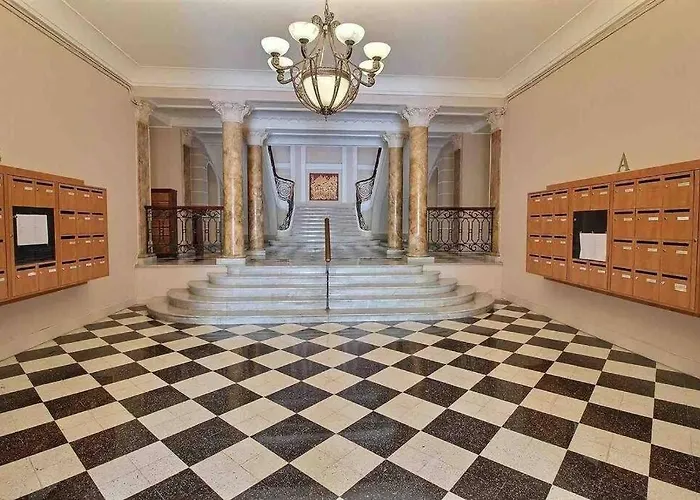 Beautiful Garden Apartment Steps From The Beach