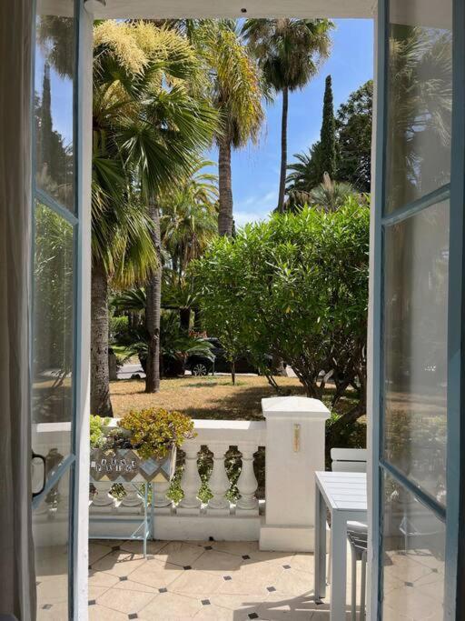 Beautiful Garden Steps From The Apartment
